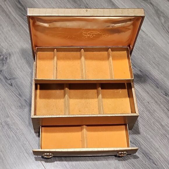 XL Vintage Buxton Metallic Gold Texrured Jewelry Box - Picture 11 of 12
